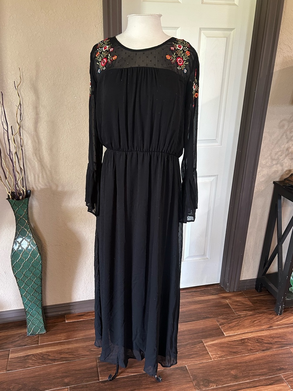 Wrangler Black maxi dress with floral embroidery details - Picture 2 of 6